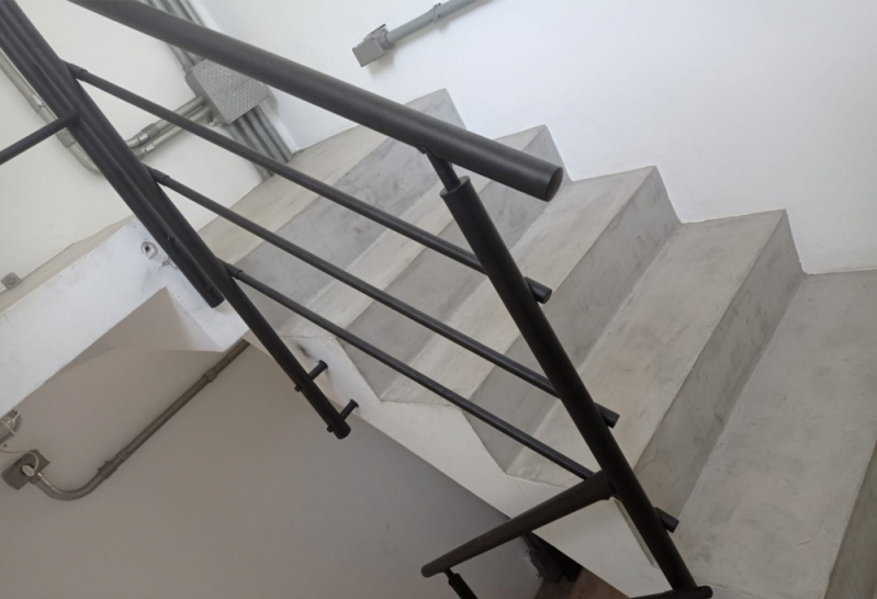 Instalação de Corrimão de Ferro para Escada Itapecerica da Serra - Corrimão de Ferro com Vidro
